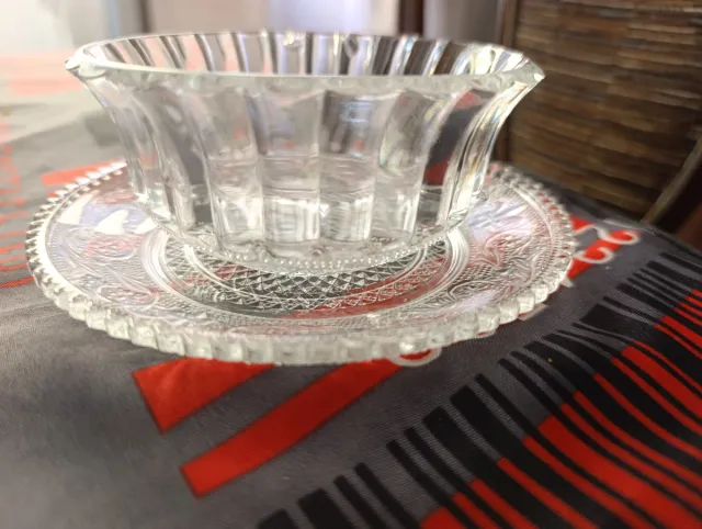 Bol y plato de cristal con bombonera