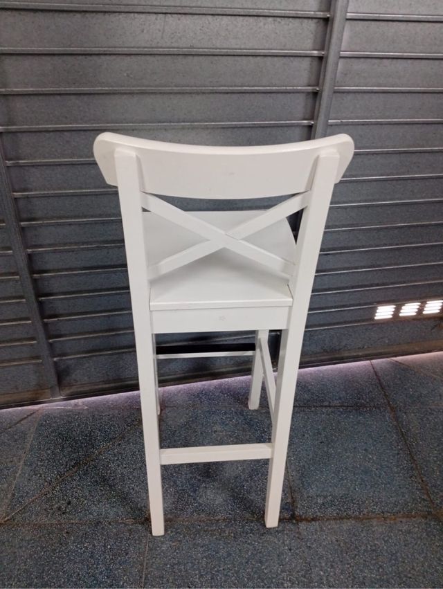 Silla alta blanca de madera