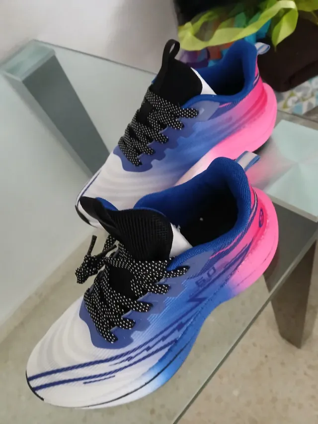 Tenis deportivos degradado azul, rosa y blanco