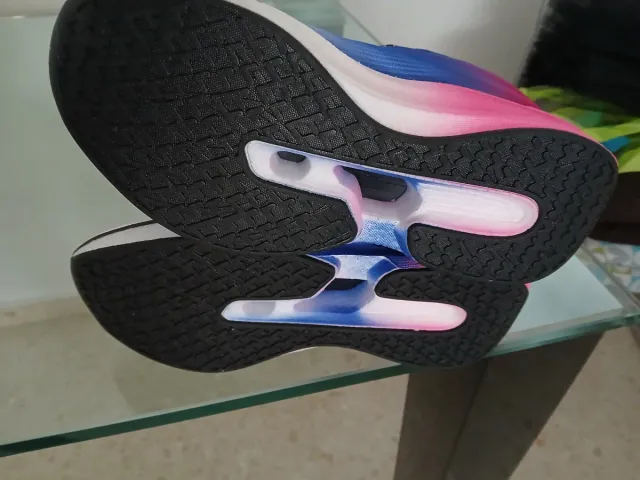 Tenis deportivos degradado azul, rosa y blanco