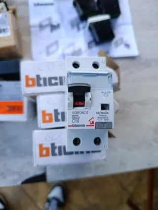 Lotto interruttori e componenti Bticino