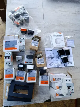 Lotto interruttori e componenti Bticino