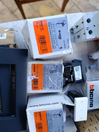 Lotto interruttori e componenti Bticino