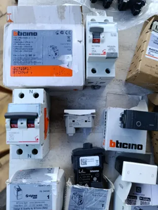 Lotto interruttori e componenti Bticino