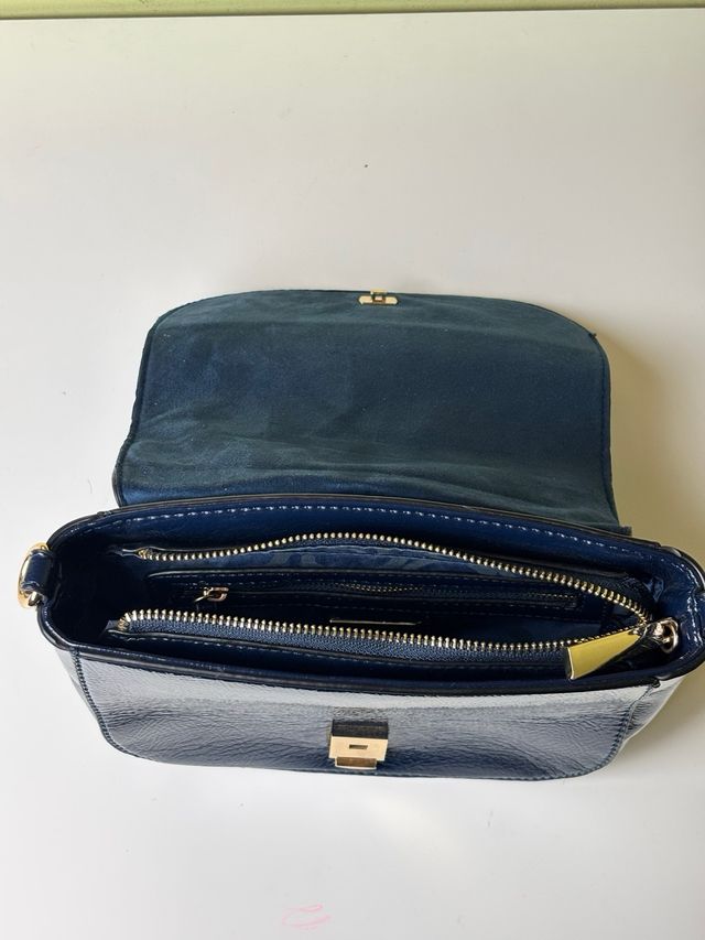 Bolso Roccobarocco azul marino con cadena dorada