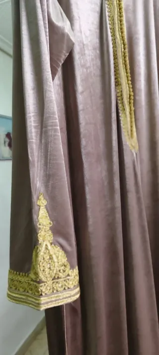 Caftán de terciopelo rosa con bordados y cinturon