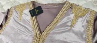 Caftán de terciopelo rosa con bordados y cinturon