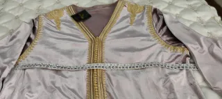 Caftán de terciopelo rosa con bordados y cinturon