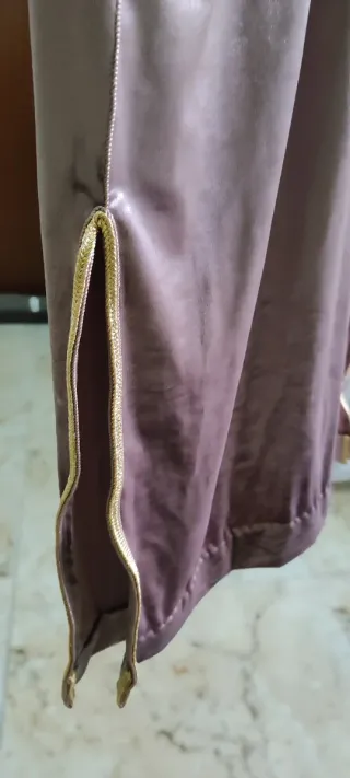 Caftán de terciopelo rosa con bordados y cinturon