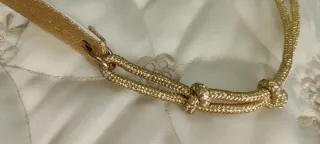 Caftán de terciopelo rosa con bordados y cinturon