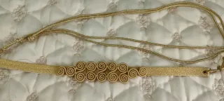 Caftán de terciopelo rosa con bordados y cinturon