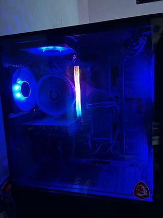 PC Gaming MSI con luces LED