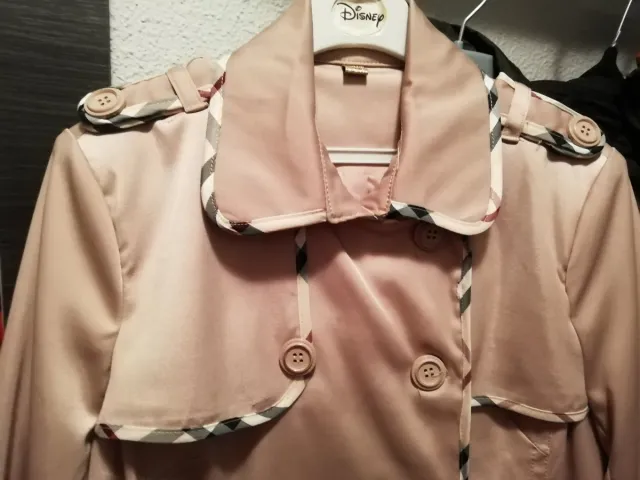 Gabardina camel con forro, y  ribetes de adorno.