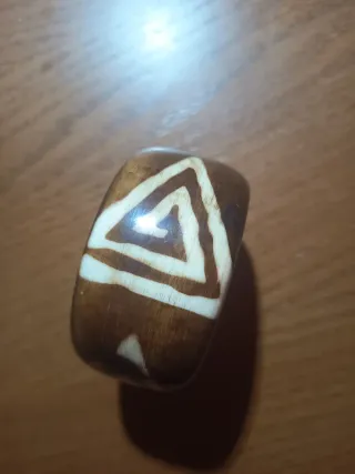 Pulsera madera diseño tribal