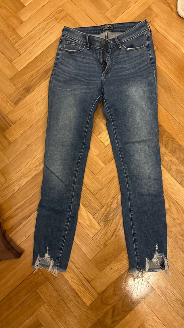 Vaqueros azules desgastados elasticidad