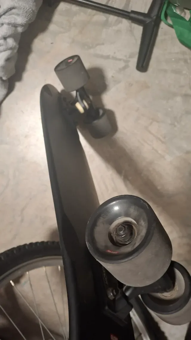 Skate cruiser Globe Negro con Diseño Serpiente