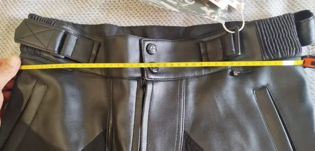 Pantalón de moto cuero negro y rojo