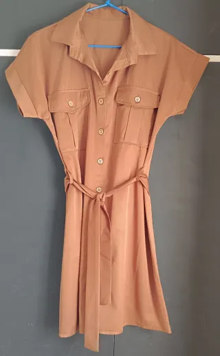 Vestido camisero beige con cinturón