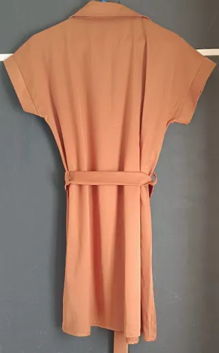 Vestido camisero beige con cinturón