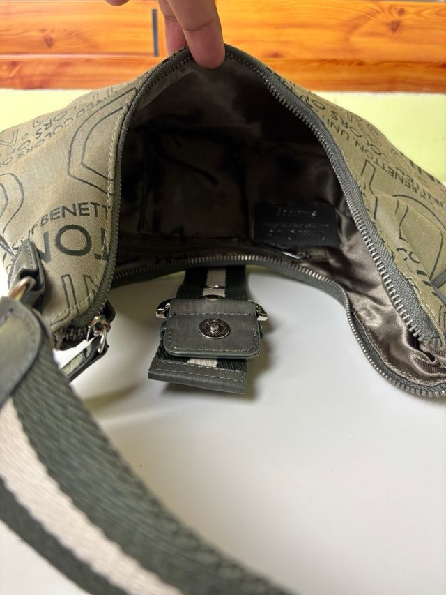 Bolso Benetton Línea OY9 beige con logo y hebilla
