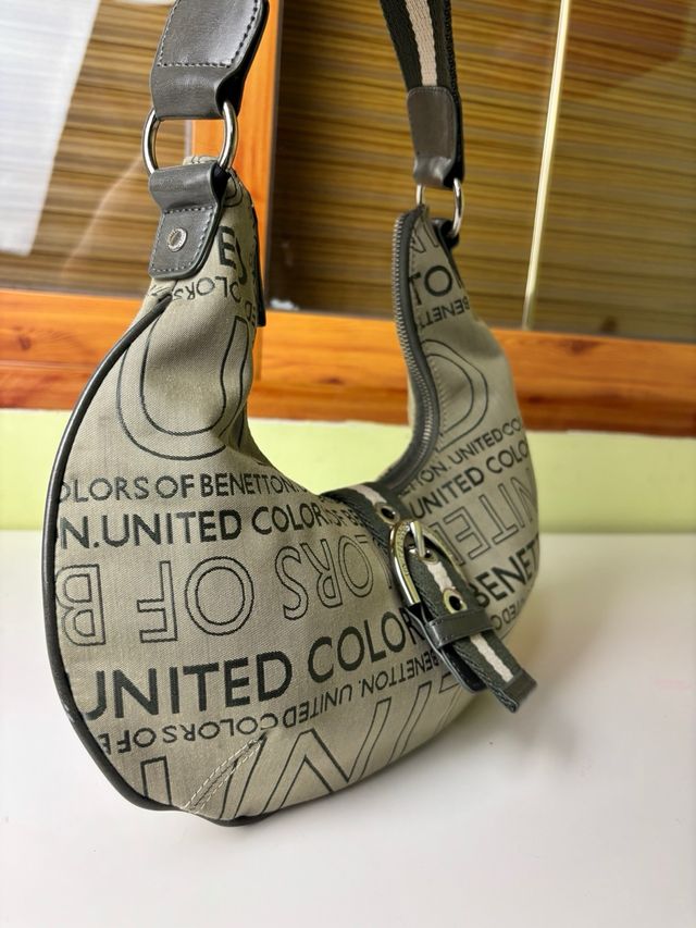 Bolso Benetton Línea OY9 beige con logo y hebilla