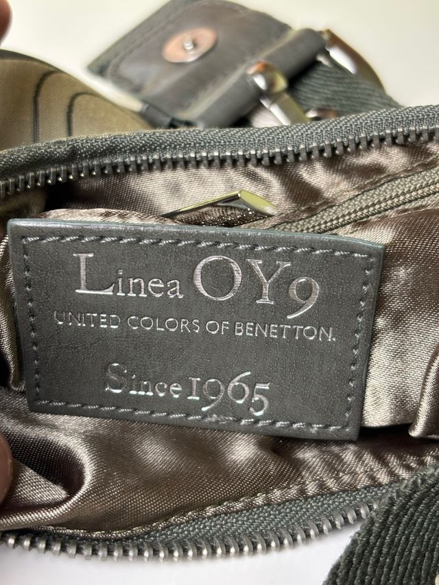 Bolso Benetton Línea OY9 beige con logo y hebilla