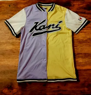 Camiseta Karl Kani Talla XS Morado/Amarillo.