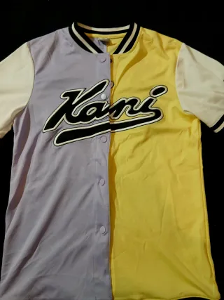Camiseta Karl Kani Talla XS Morado/Amarillo.