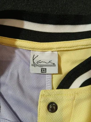 Camiseta Karl Kani Talla XS Morado/Amarillo.