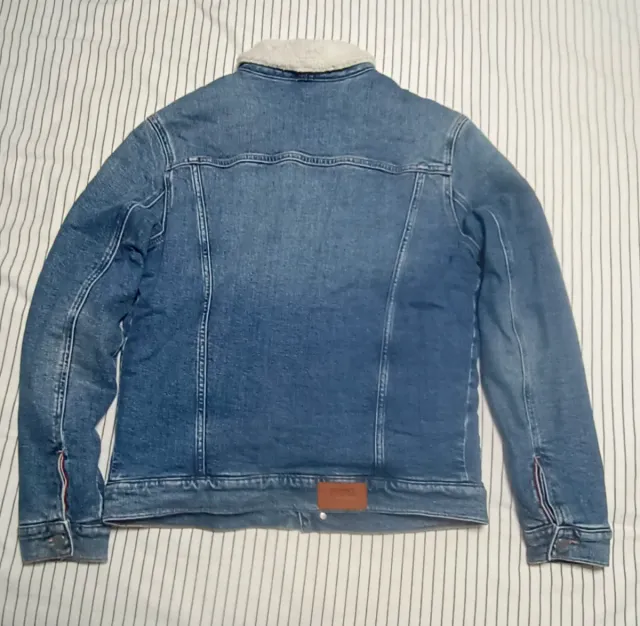 Chaqueta Tommy Jeans Hilfiger con forro de borrego