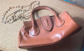 Bolso marrón con collar a juego