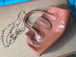 Bolso marrón con collar a juego