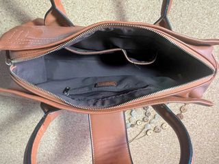 Bolso marrón con collar a juego