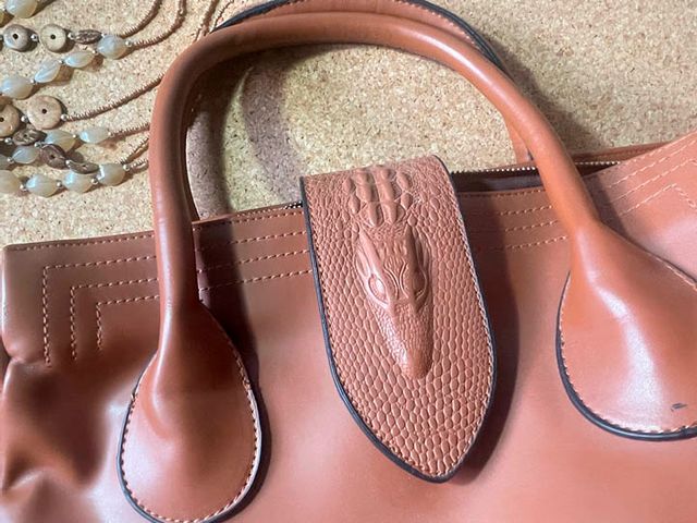 Bolso marrón con collar a juego