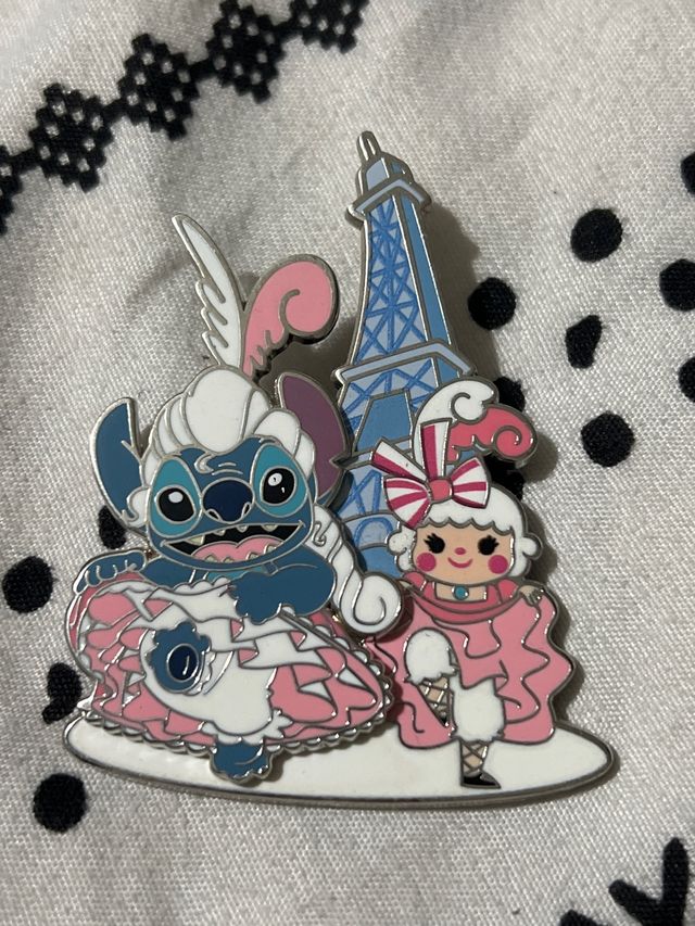 Pin Disney Stitch It's a Small World París.