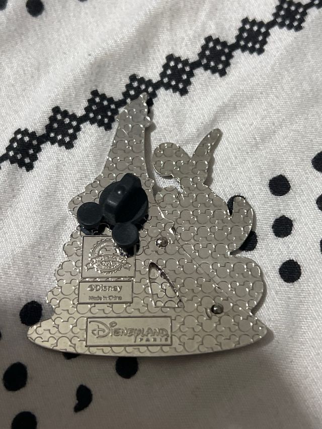 Pin Disney Stitch It's a Small World París.