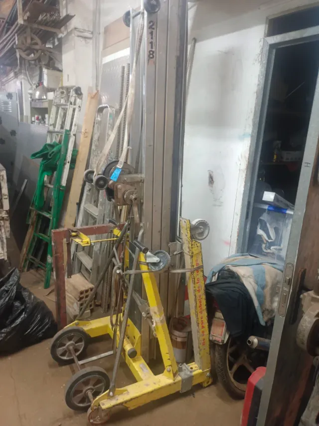 Elevador manual con cabrestante