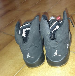 Jordan V Blancas y Negras