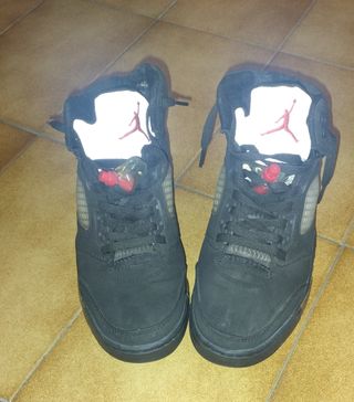 Jordan V Blancas y Negras