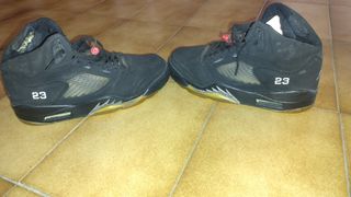 Jordan V Blancas y Negras