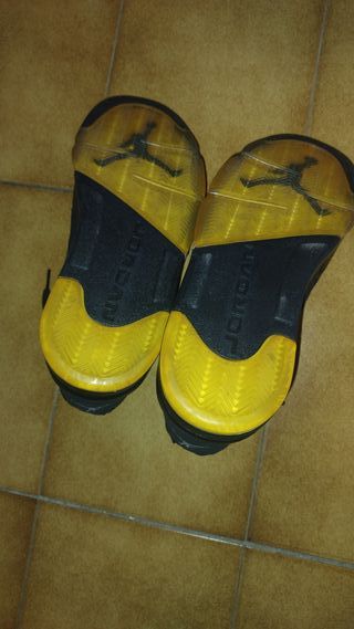 Jordan V Blancas y Negras