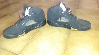 Jordan V Blancas y Negras