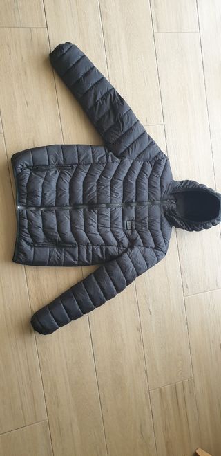 Chaqueta térmica con capucha negra
