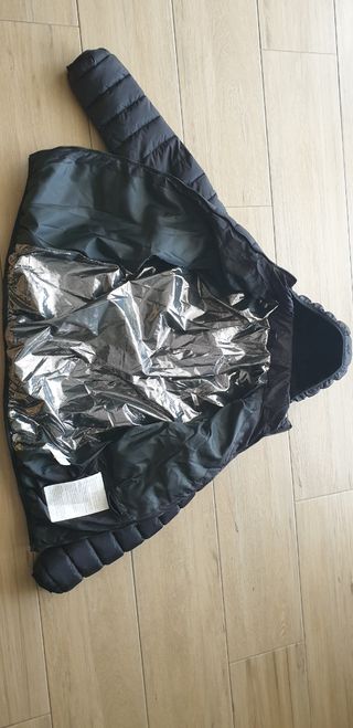 Chaqueta térmica con capucha negra