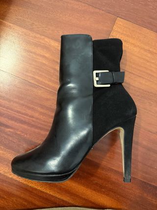 Botines Menbur cuero y ante tacón hebilla