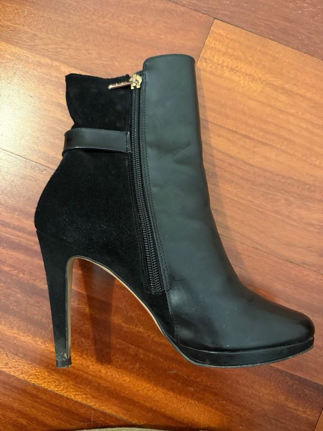 Botines Menbur cuero y ante tacón hebilla