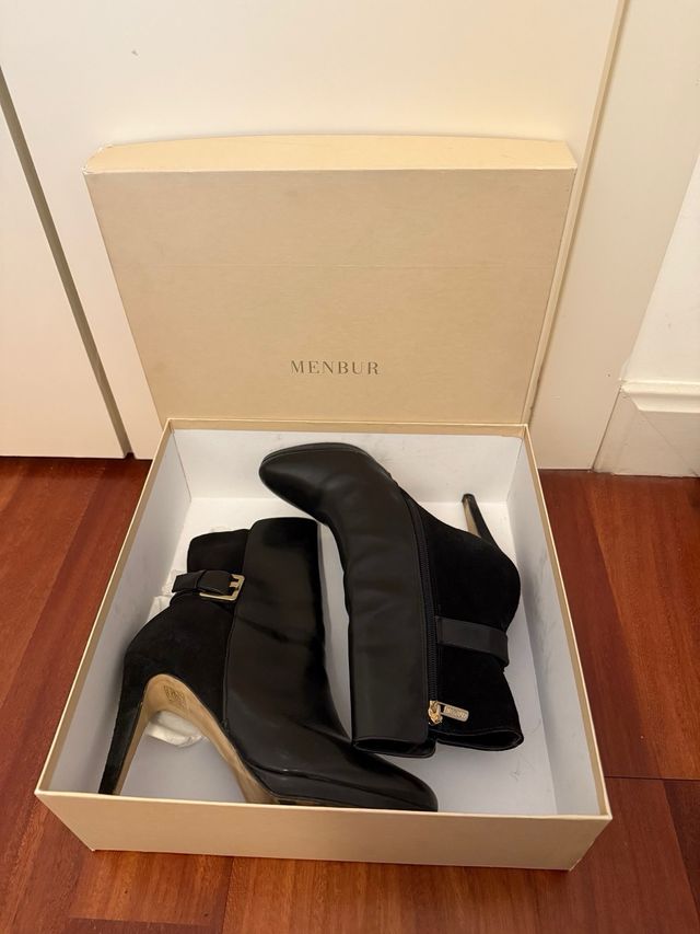 Botines Menbur cuero y ante tacón hebilla