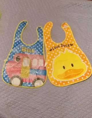 Set 7 Bavaglini + 2 Cucchiaini Bimbi