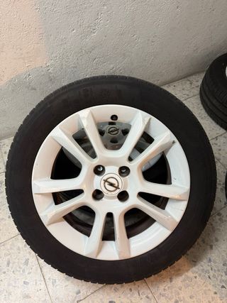 Llantas Opel Corsa D 4x100 en 16 pulgadas.
