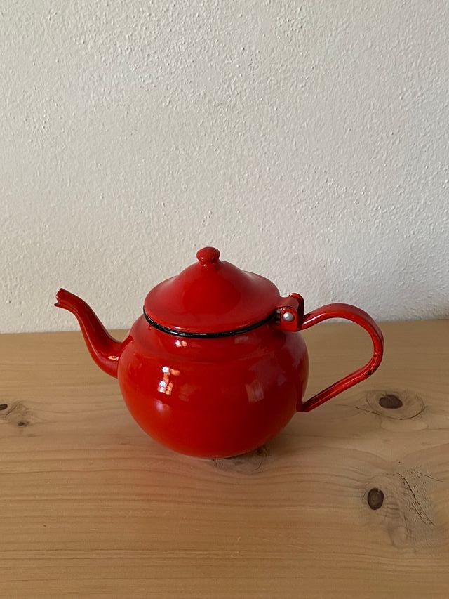 Teiera in metallo smaltato rosso